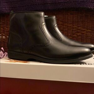 Hush Puppies Shoes in Black with Comfortable Sole and Stylish Design